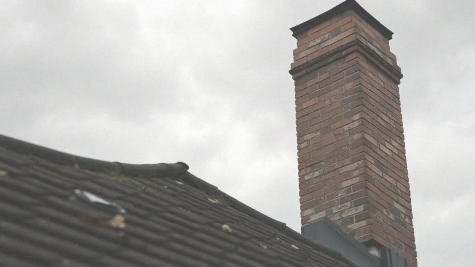 Jak czyszczenie przewodu kominowego może pomóc w problemie z dymieniem?